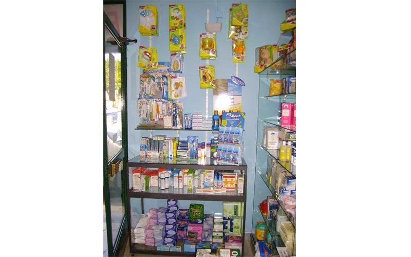 Vendita di giocattoli per bambini in una farmacia