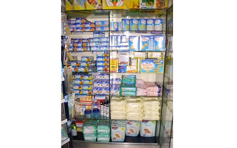 scaffali con pannolini per bambini