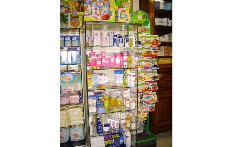 prodotti per bambini all'interno di una farmacia