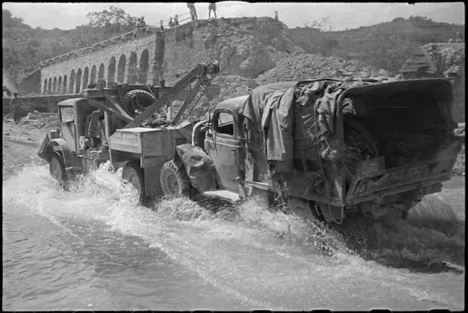 1944 vintage tow truck