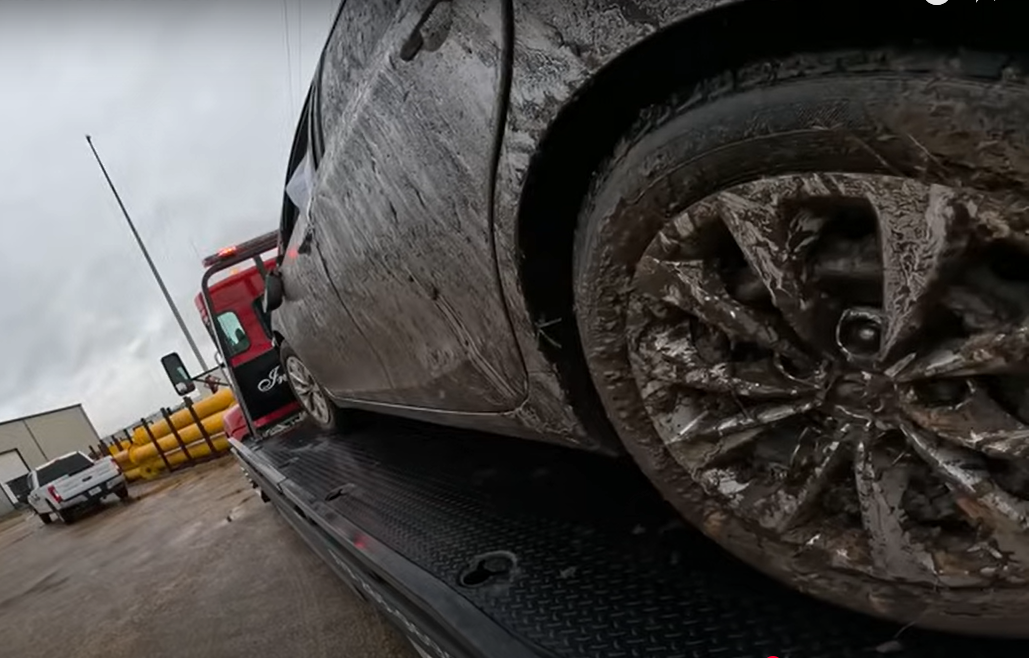 Roadside Assistance provided by North Shore Towing 24/7, with tow trucks and flat bed trucks available any time