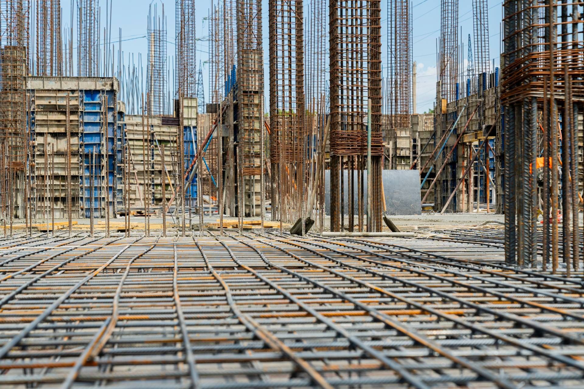 A construction site with a lot of steel bars and scaffolding.