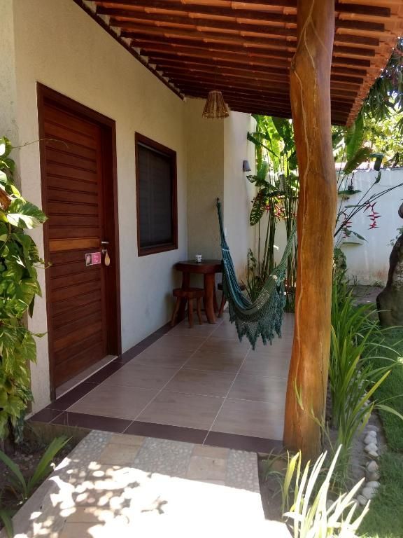 Uma varanda com uma rede e uma mesa