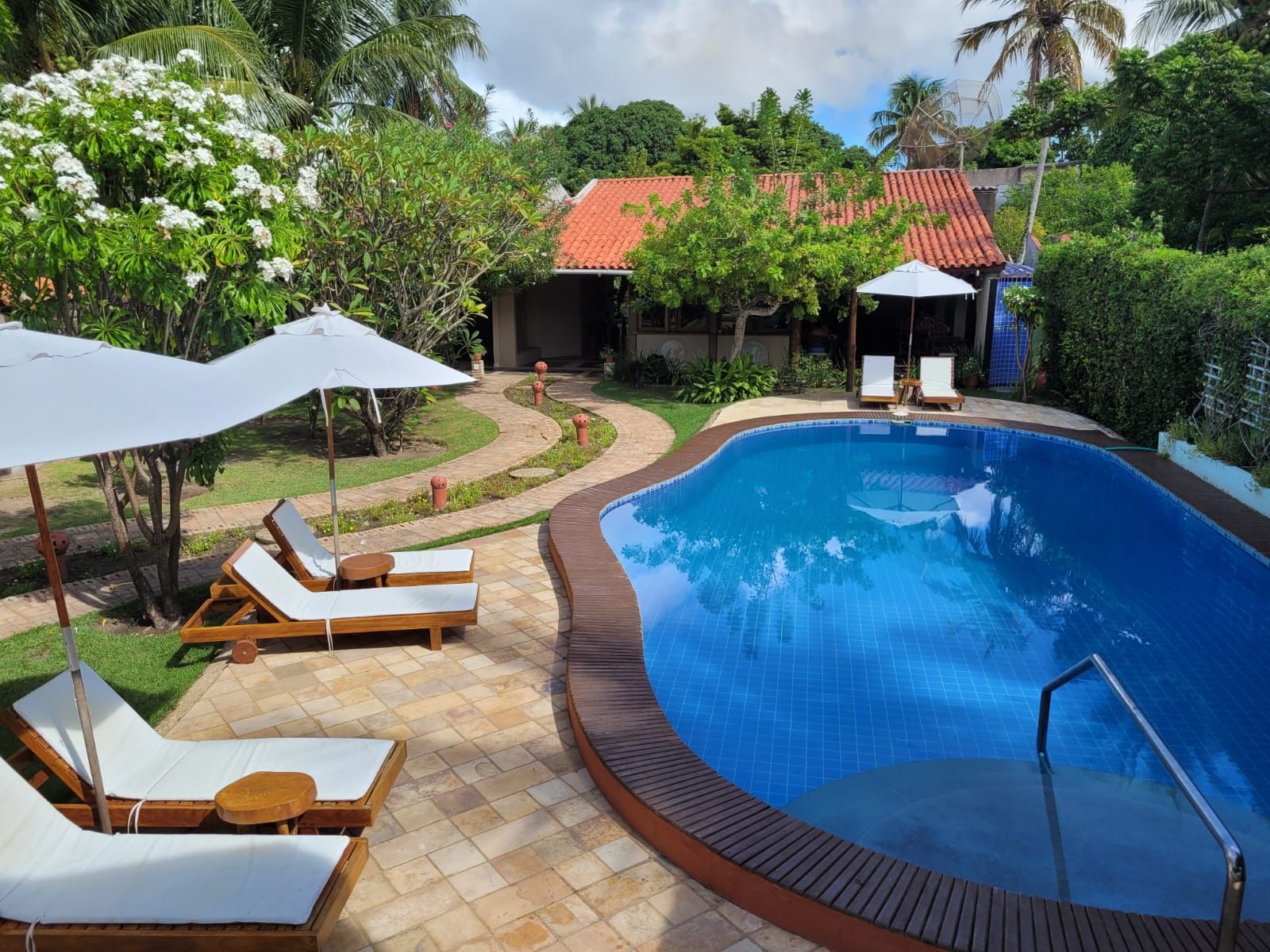 Um quarto de hotel com uma cama king size e uma TV de tela plana.