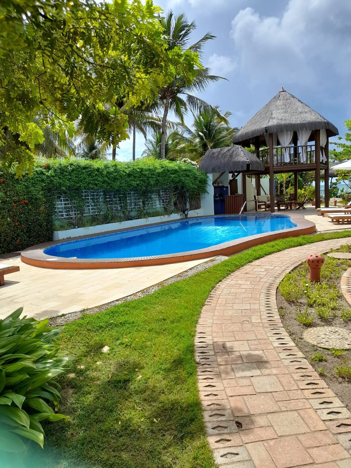 Uma grande piscina com um mirante ao fundo