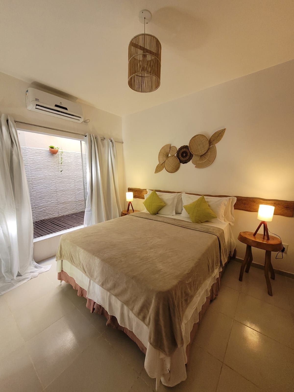 Há uma cama grande no meio do quarto.