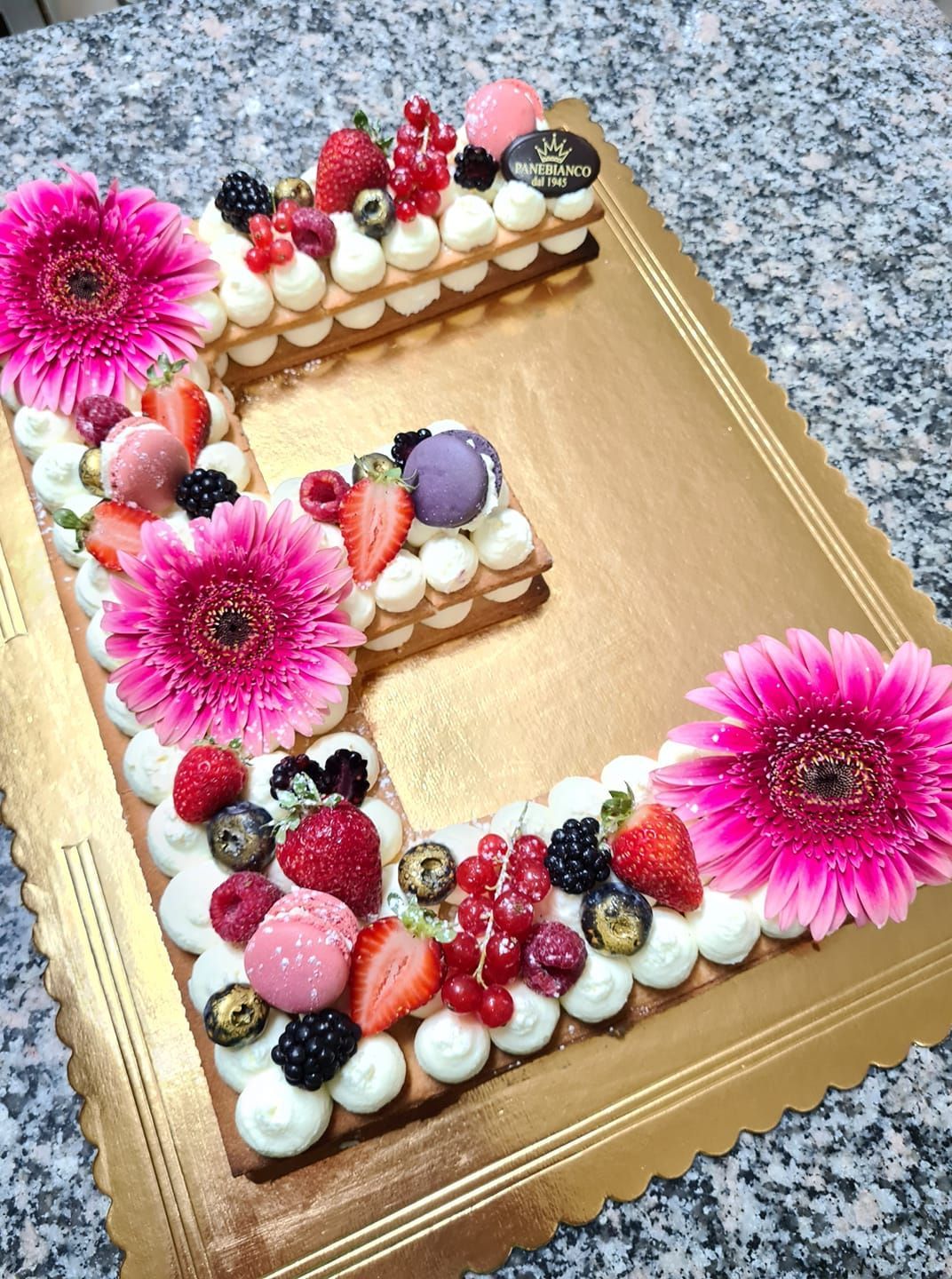 torta a forma di lettera