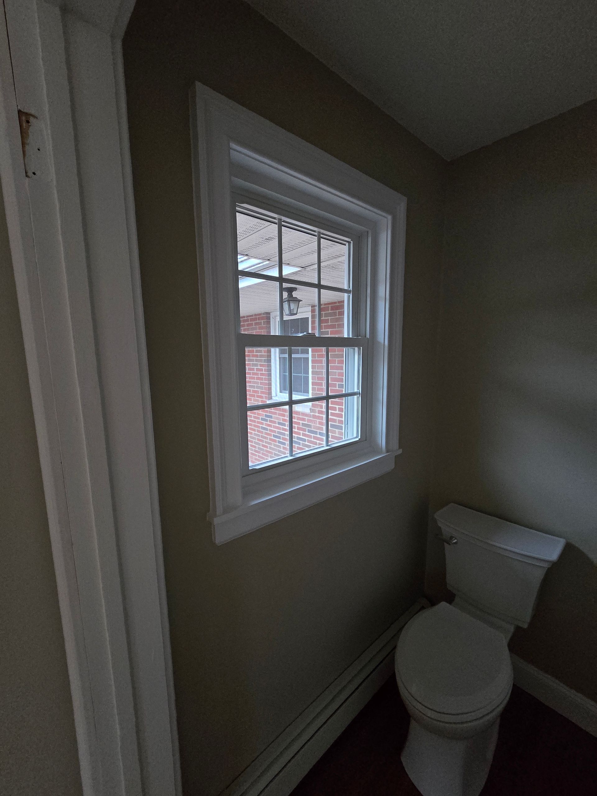 A bathroom with a tub , toilet , sink and mirror.