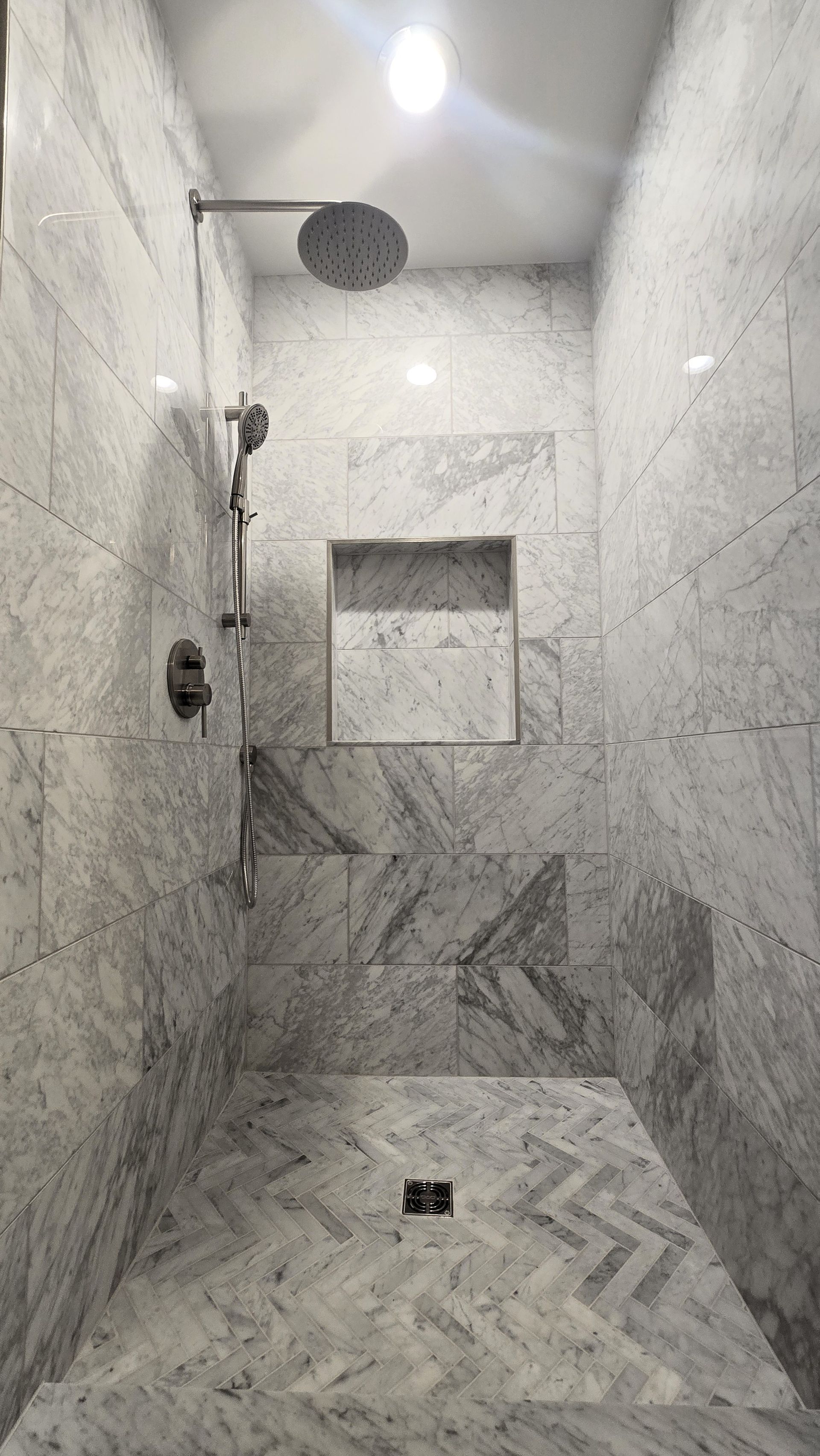 A bathroom with a tub , toilet , sink and mirror.