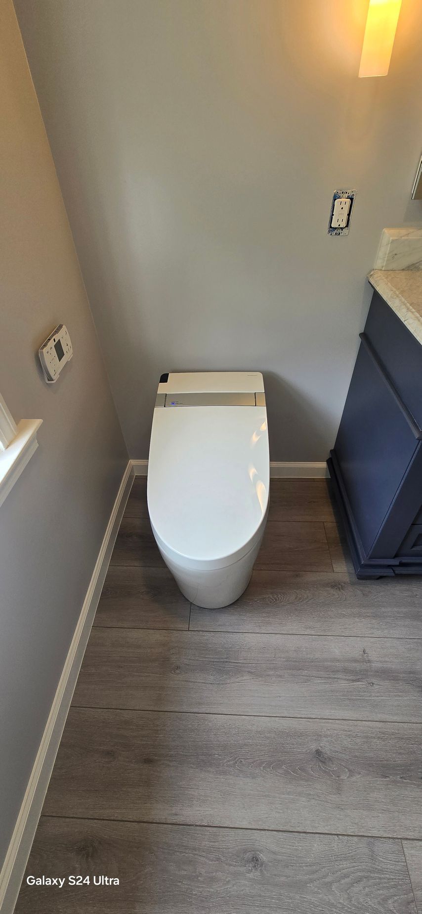 A bathroom with two sinks and a bathtub.