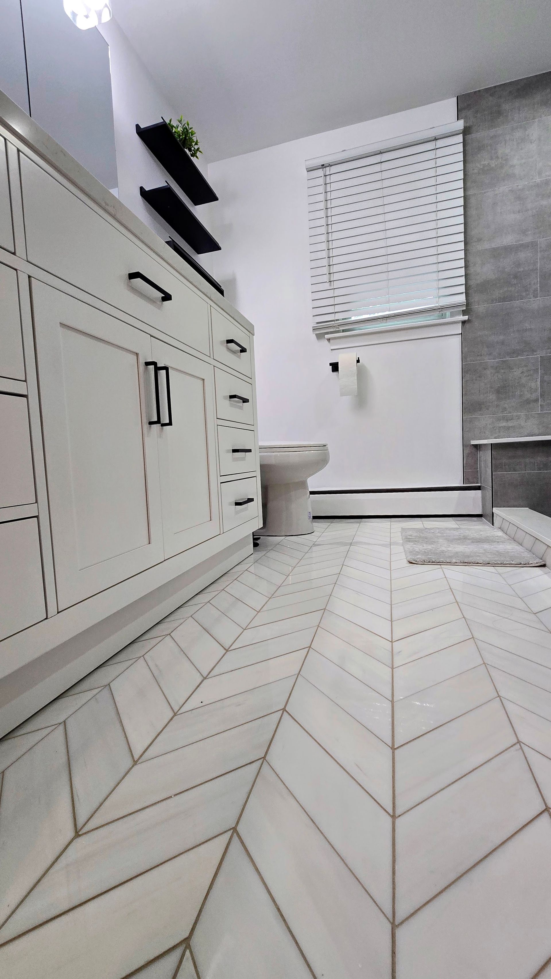 A bathroom with a tub , toilet , sink and mirror.