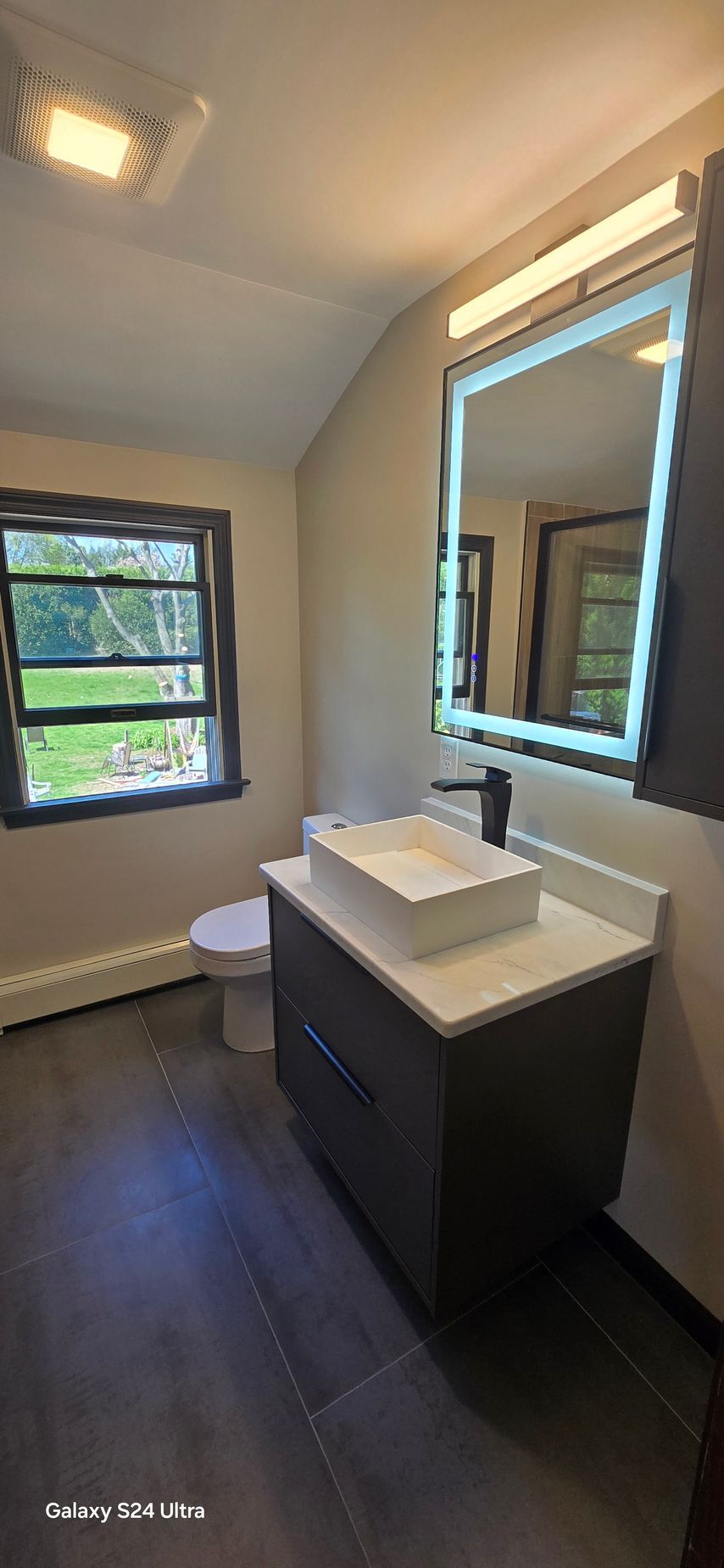 A bathroom with two sinks and a bathtub.