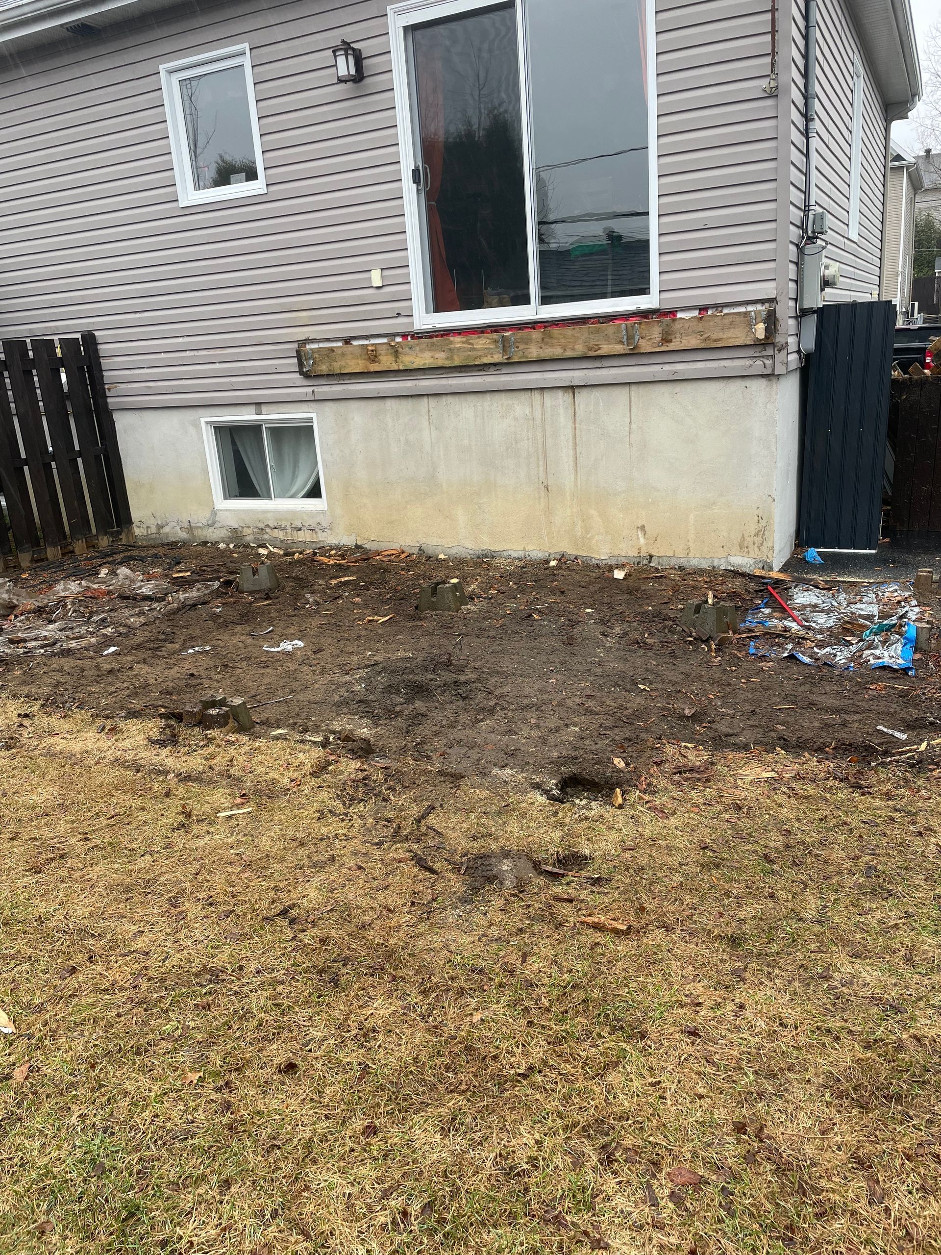 Une maison avec beaucoup de terre devant.