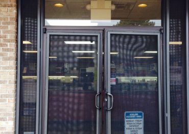 A store front with a sign on the door that says closed