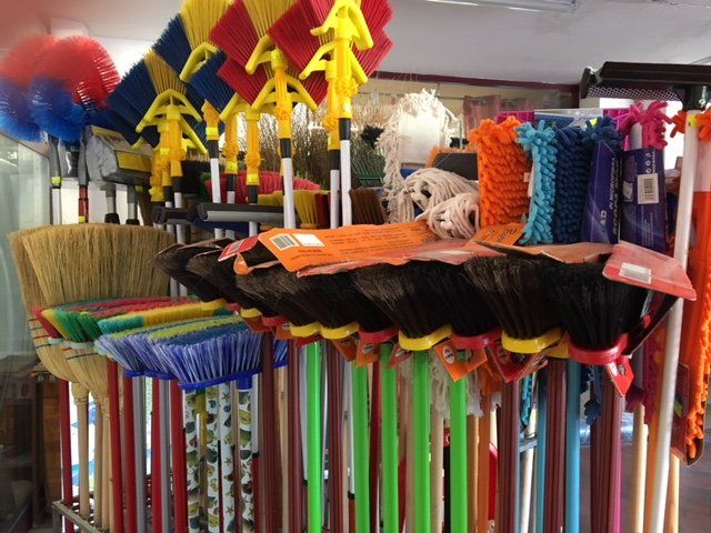 scope e bastoni per pulizie domestiche