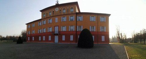 un edificio arancione e rosso