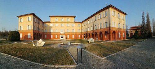 un edificio arancione e giallo