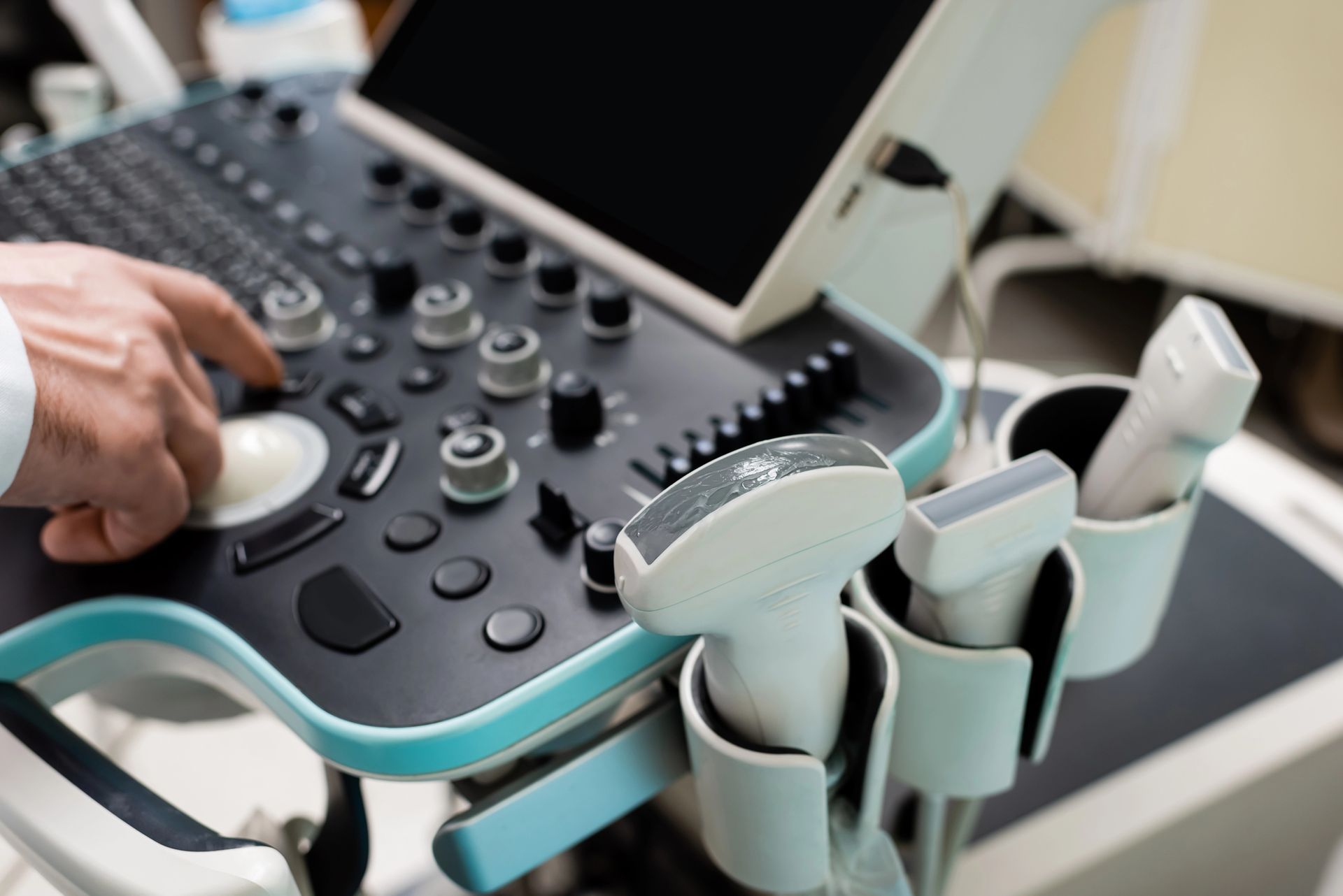 Un operatore sanitario in camice bianco esamina una mammografia utilizzando un computer portatile.