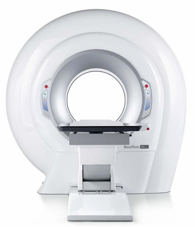 Una macchina per tomografia computerizzata (TC) Siemens Somatom di colore bianco, con un'apertura circolare centrale e un lettino per l'esame del paziente posizionato di fronte.