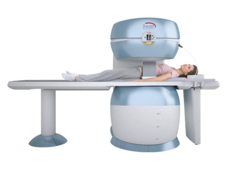 In un contesto clinico, un operatore sanitario esamina le mammografie e un'immagine ecografica digitale su un computer portatile.