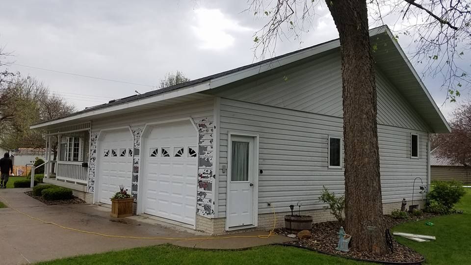 Modern House – Decorah, IA – Viking Roofing & Construction