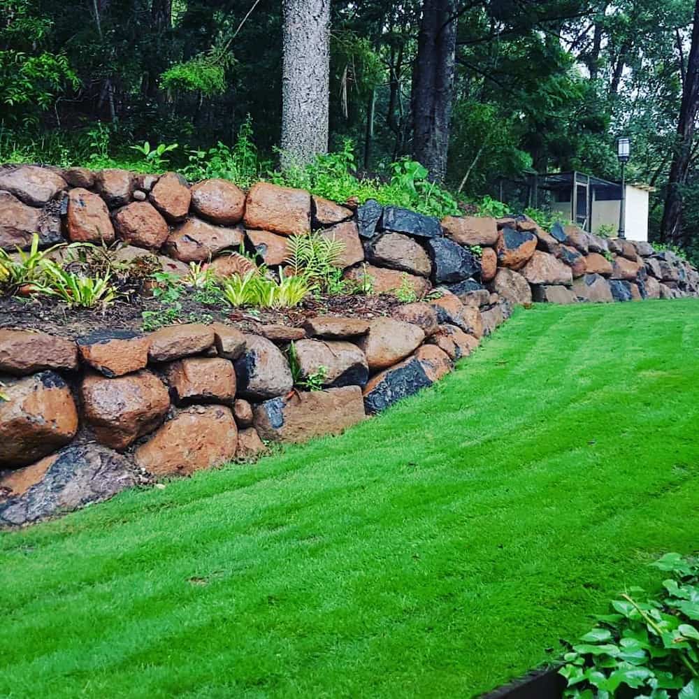 Stylish Retaining Walls And Green Lawn — Retaining Wall Builders in Northern Rivers, NSW