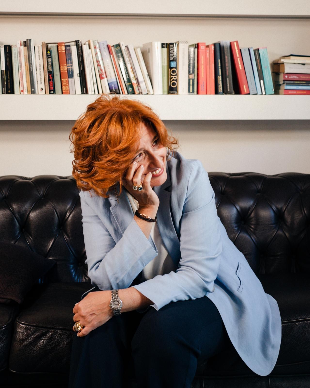 donna seduta su poltrona