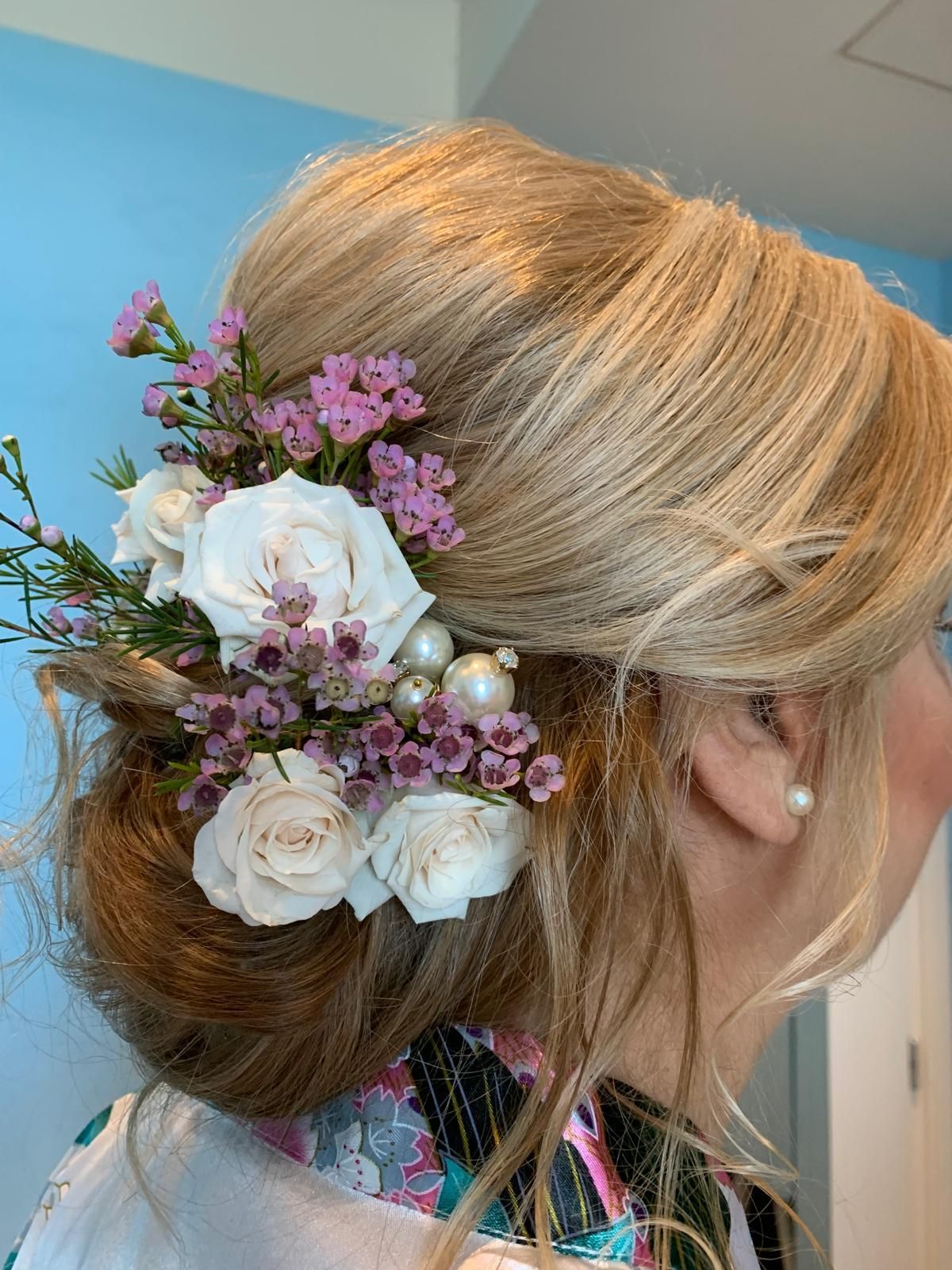 acconciatura sposa con rose