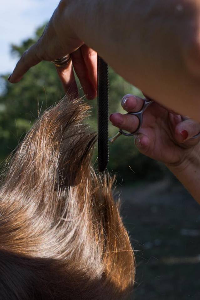 Parrucchiera che taglia capelli