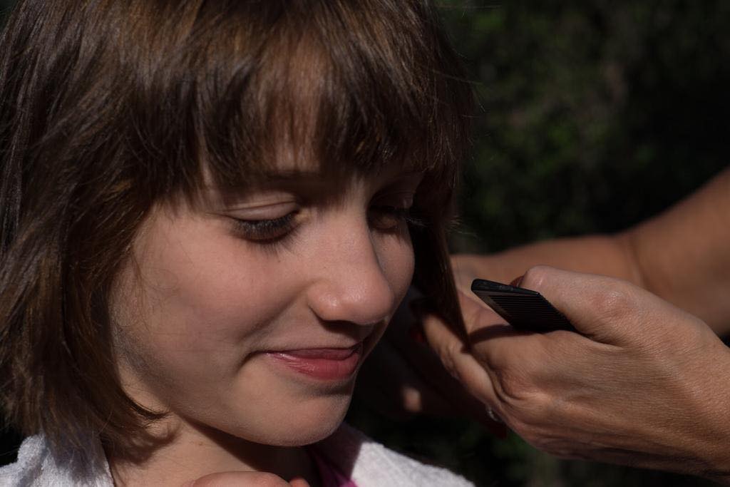 Ragazza che accorcia capelli