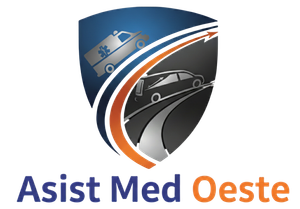 Ordenador portátil mostrando una página web con compañeros colaborando, diseño en morado y blanco, oficina moderna.