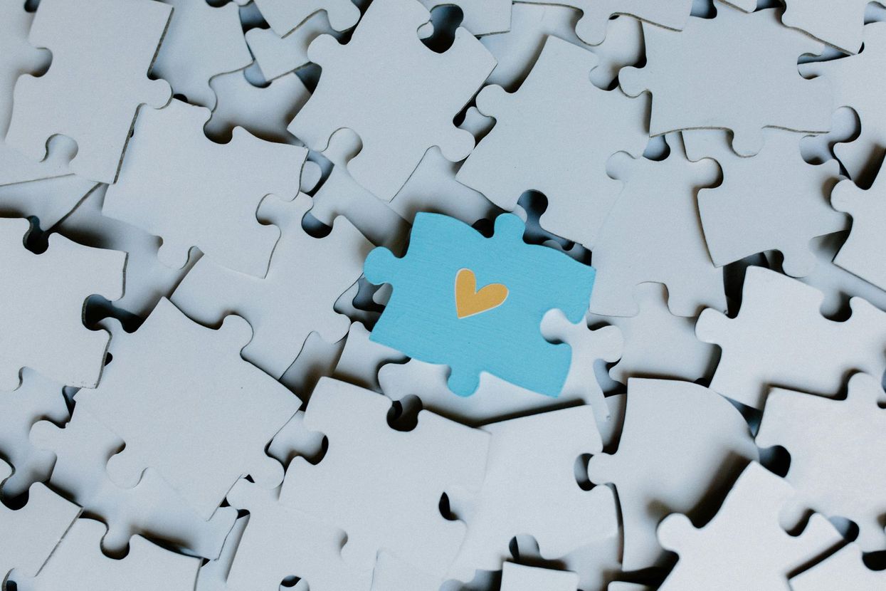 Un puzzle avec une pièce bleue avec un cœur dessus