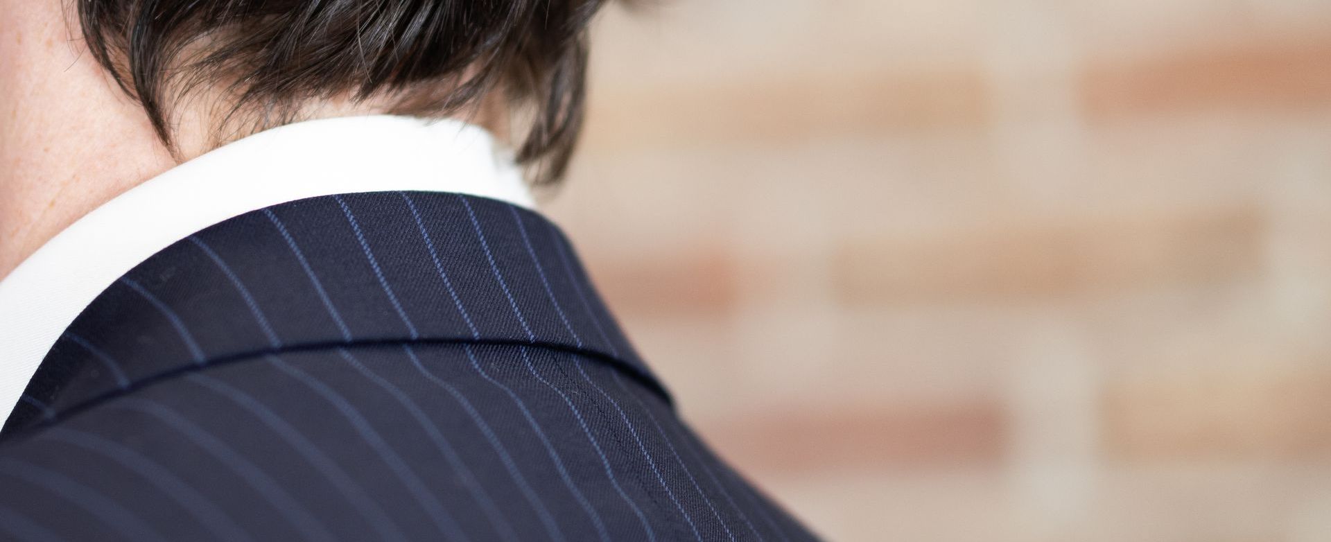 how a suit collar should fit