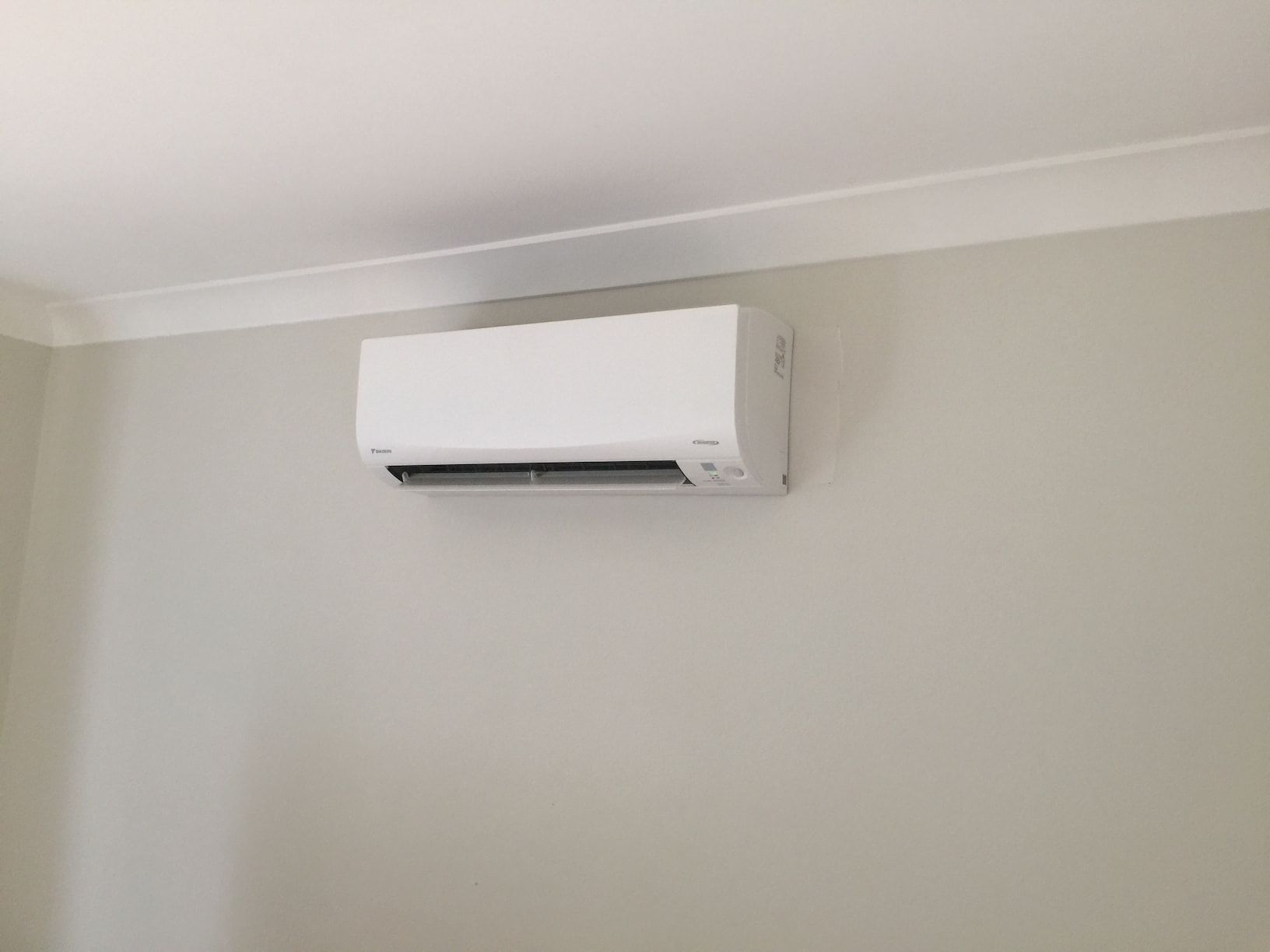 daikin-single-room-split-system-air-con-head-unit