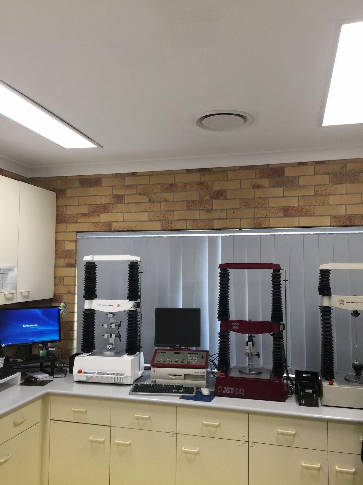 ducted-air-conditioning-in-school-science-lab