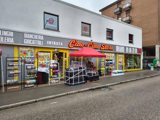 Un negozio chiamato ciao ciao store ha una tenda rossa davanti
