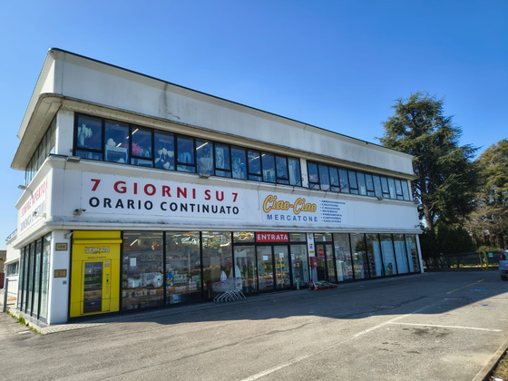Un edificio con un cartello che dice 7 giorni su 7