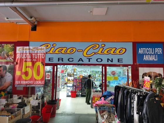 Una vetrina con un cartello che dice ciao-ciao