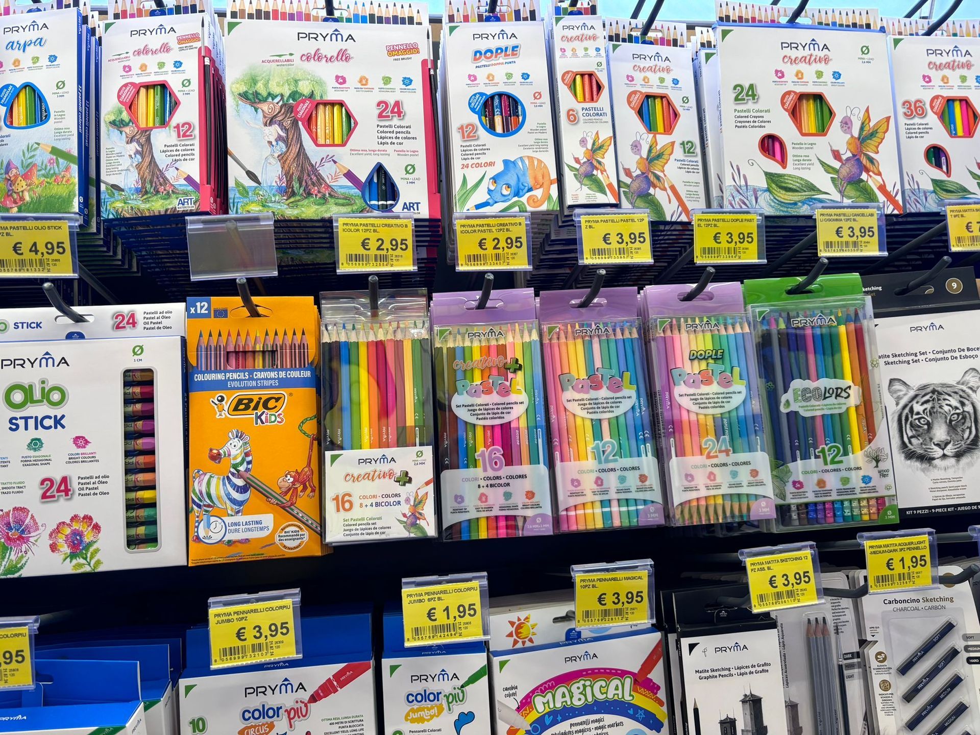 matite colorate sono su uno scaffale in un negozio