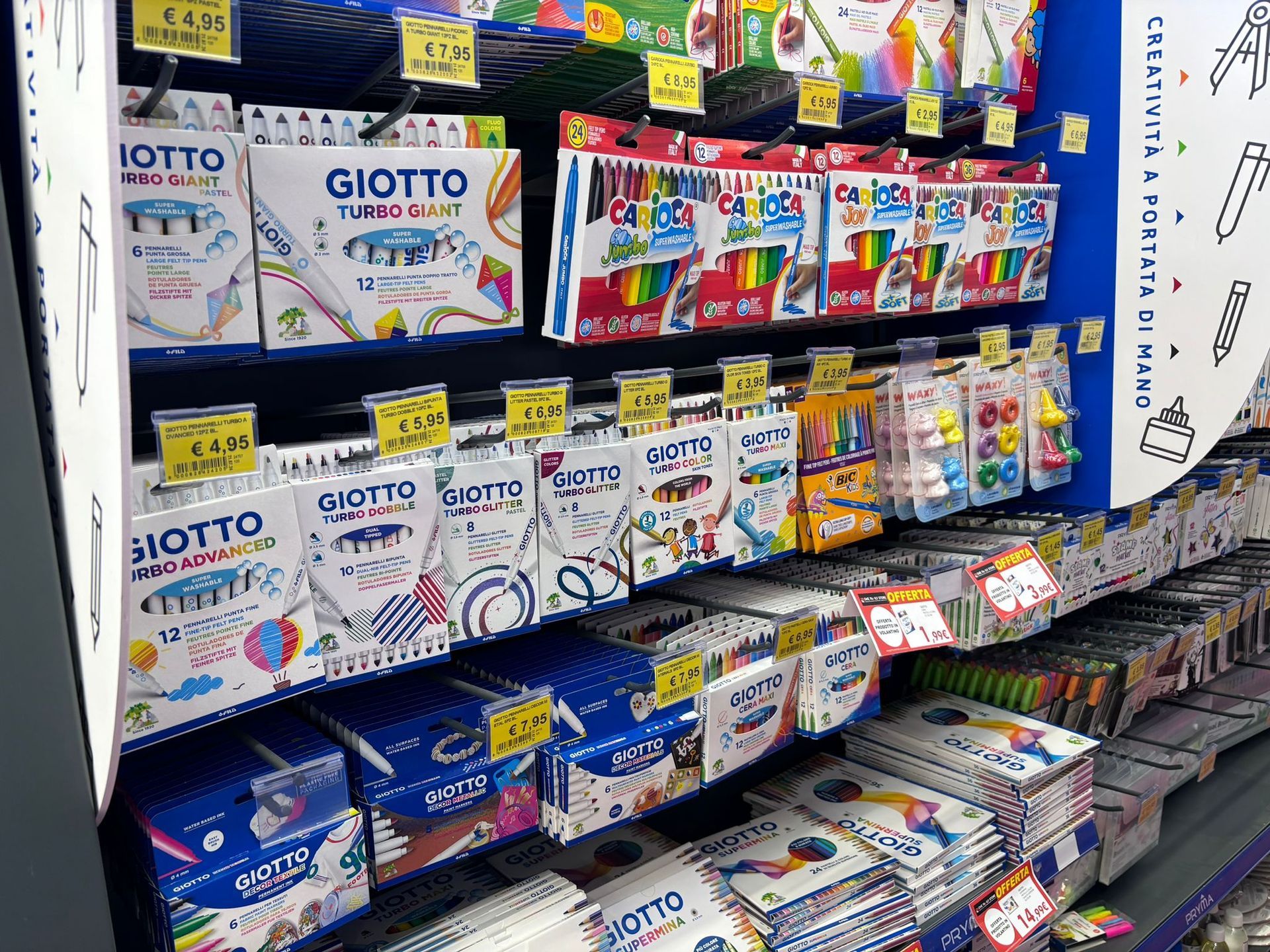 Uno scaffale di un negozio pieno di tanti prodotti Giotto