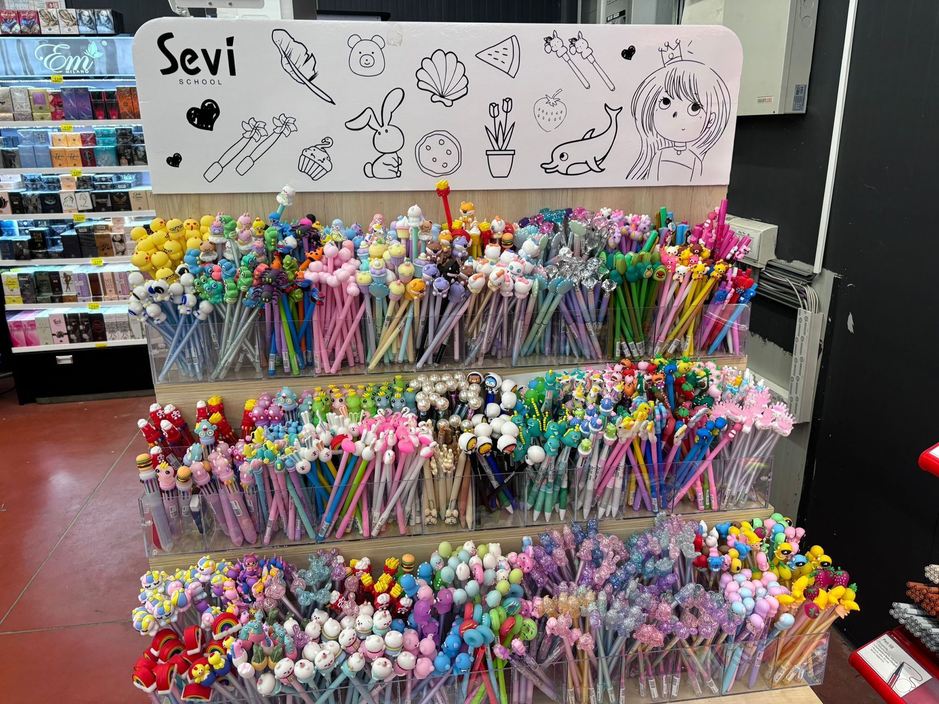 Un'esposizione di penne e matite colorate in un negozio.