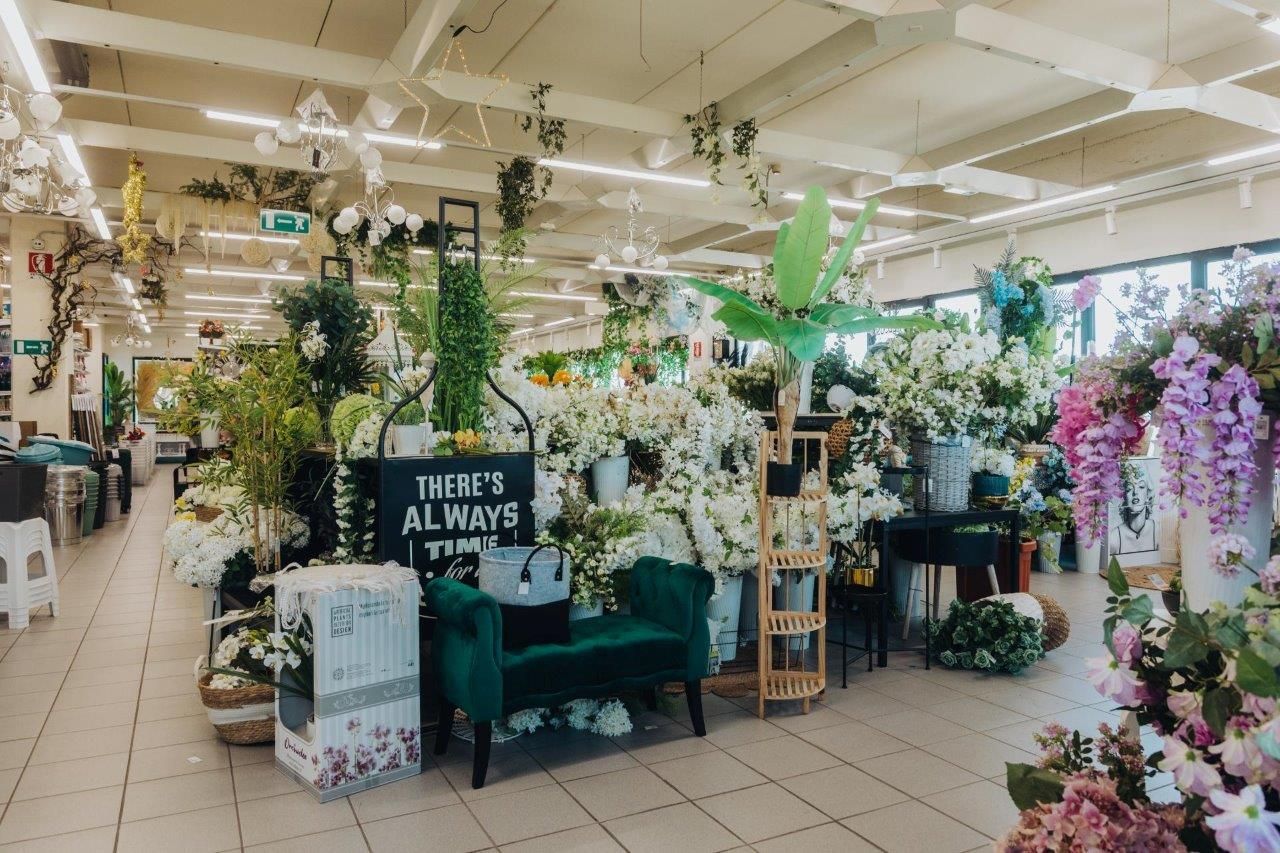 Una grande stanza piena di fiori e piante.
