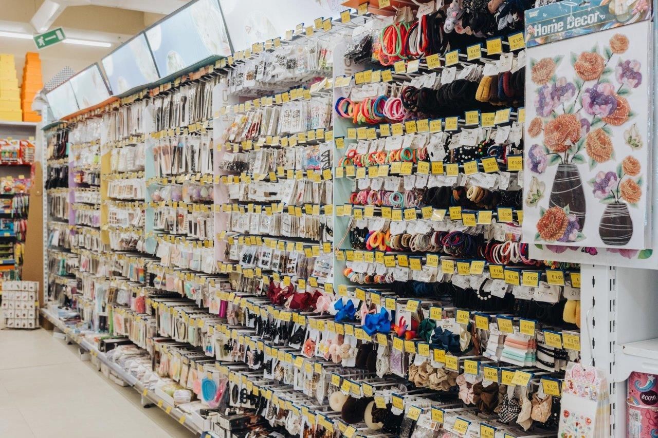 Una fila di scaffali in un negozio pieni di tantissimi articoli.