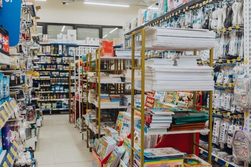 Una corsia del supermercato molto affollata e piena di prodotti.