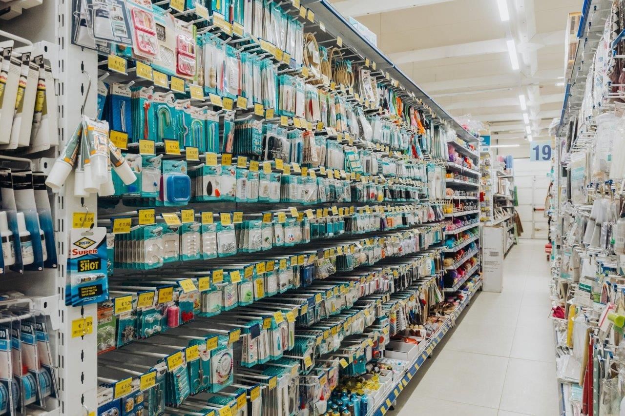 Un corridoio di un supermercato pieno di prodotti.