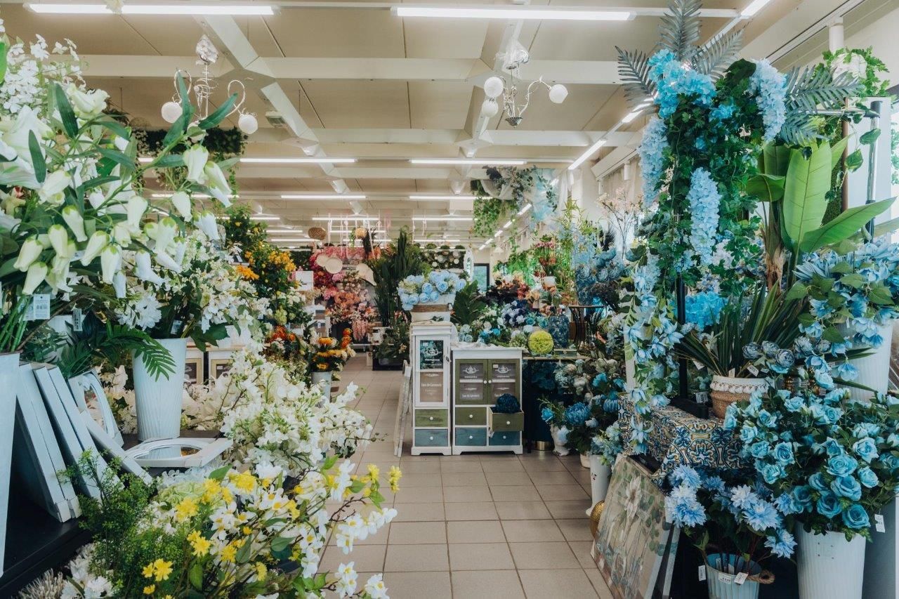 Ci sono molti tipi diversi di fiori in questo negozio.