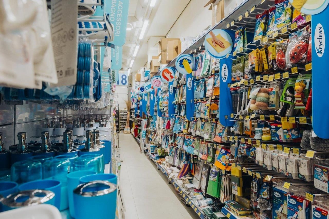 Un'immagine sfocata di una corsia di un supermercato piena di articoli.