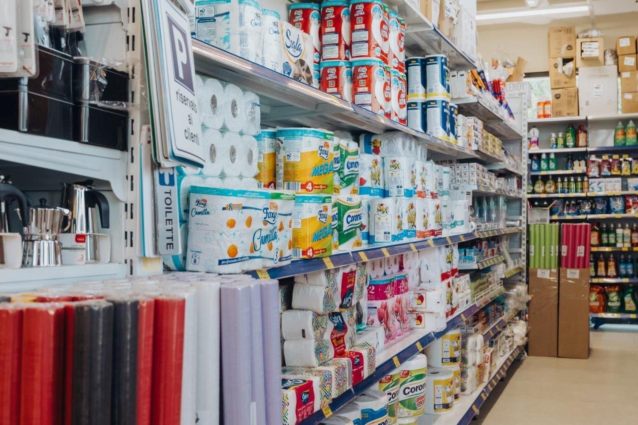 Un corridoio di un supermercato pieno di carta igienica.