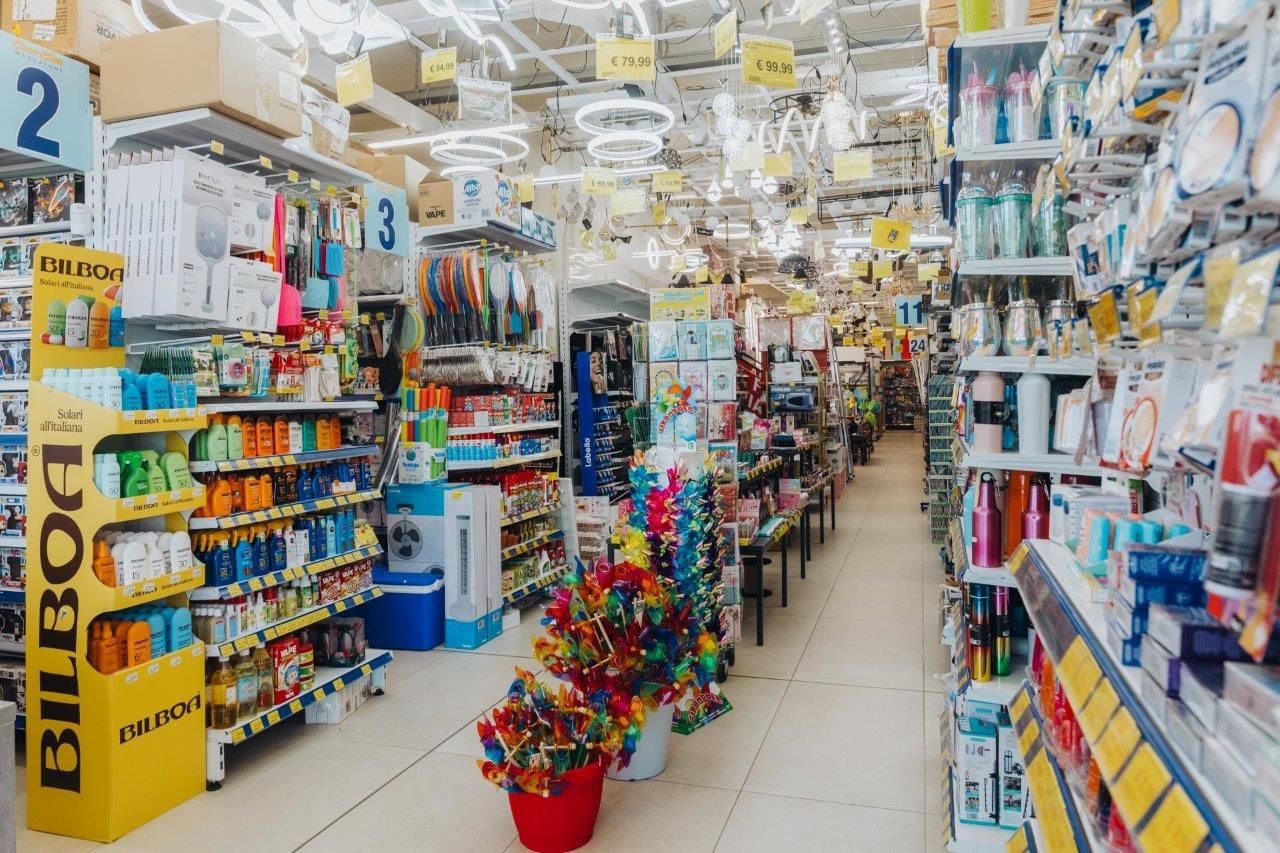 Un grande supermercato pieno di scaffali e giocattoli.