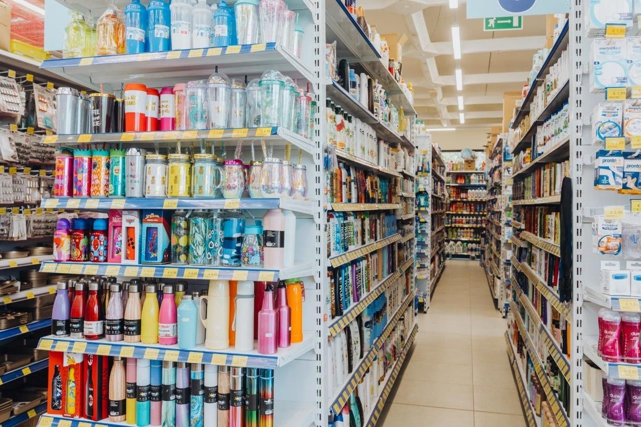 Un corridoio di un supermercato pieno di prodotti.
